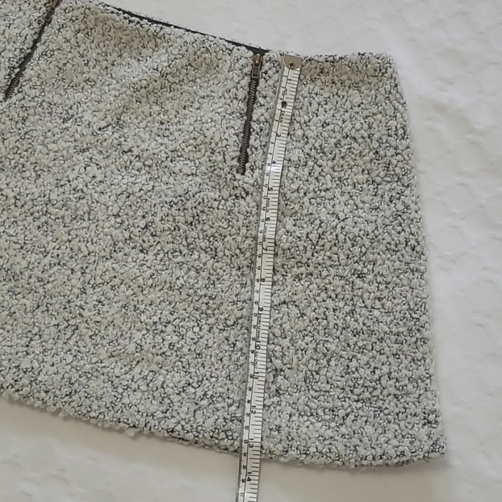 🆕️ Soft Boucle Mini Skirt - Picture 4 of 10